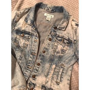 Light Distressed Jean Jacket 💘